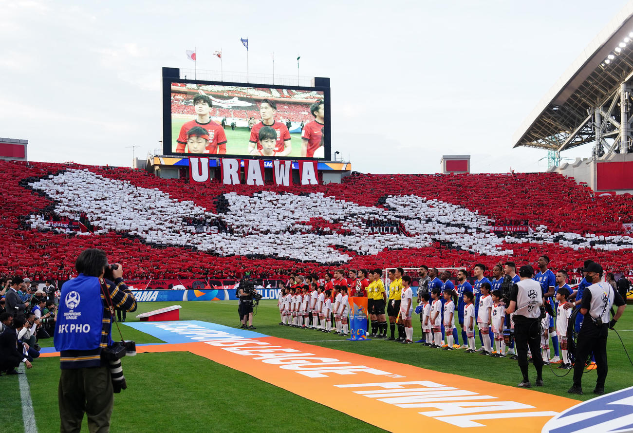 浦和対アルヒラル　試合開始前、コレオグラフィーでをつくる浦和サポーター（撮影・江口和貴）