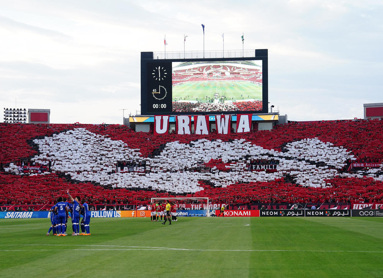 浦和対アルヒラル　試合開始前、コレオグラフィーでをつくる浦和サポーター（撮影・江口和貴）