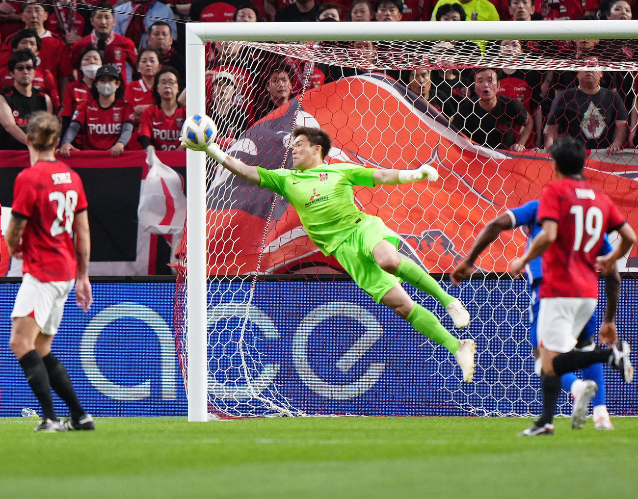 浦和対アルヒラル　前半、セーブする浦和GK西川（撮影・江口和貴）