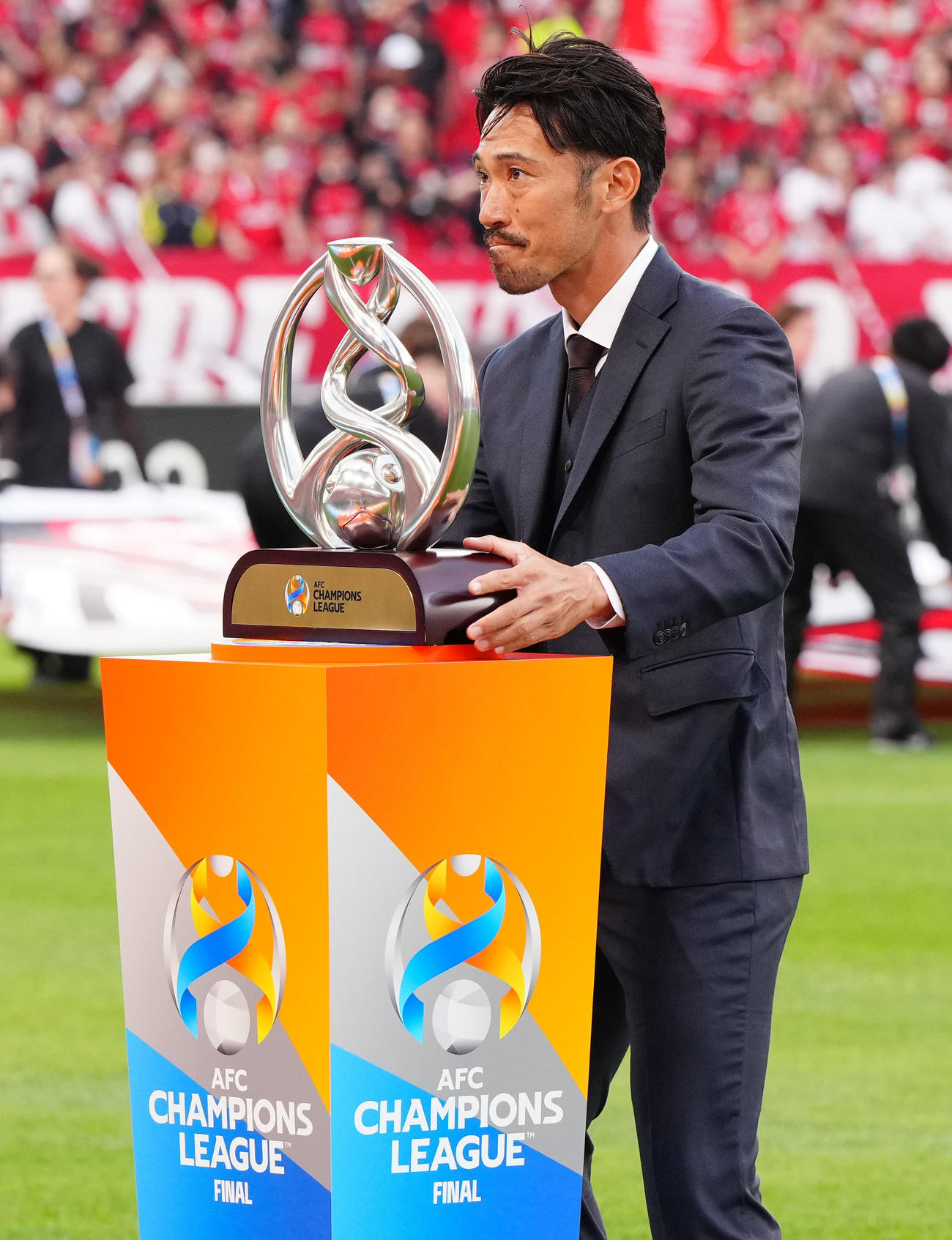 浦和対アルヒラル　試合開始前、優勝トロフィーを置く阿部氏（撮影・江口和貴）