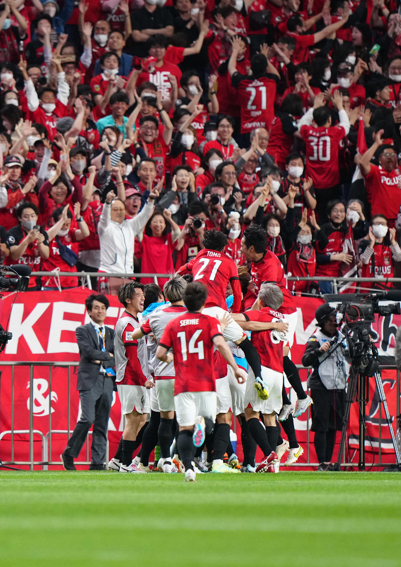 浦和対和アルヒラル　後半、オウンゴールで先制し喜ぶ興梠（右端）ら浦和の選手たち（撮影・江口和貴）