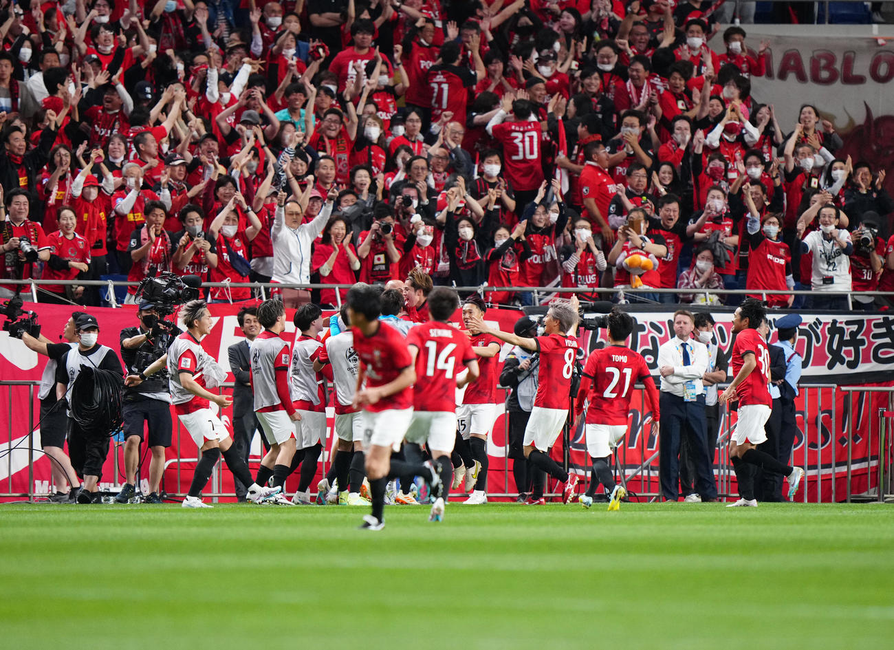 浦和対和アルヒラル　後半、オウンゴールで先制し喜ぶ興梠（右端）ら浦和の選手たち（撮影・江口和貴）