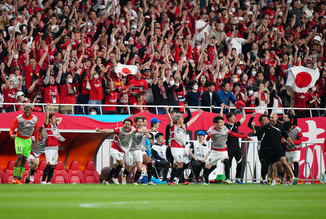 浦和対アルヒラル　ACL優勝を決め、歓喜する興梠（左から4人目）ら浦和の選手たち（撮影・江口和貴）