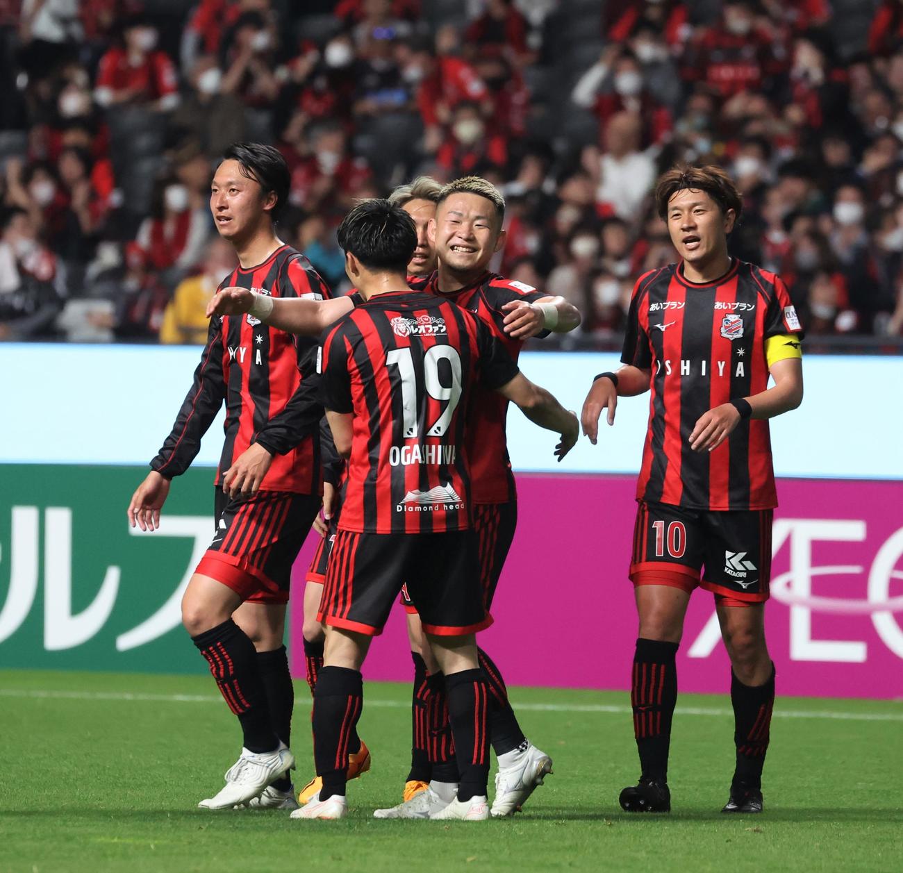 札幌対東京　前半、ゴールを決め抱き合う札幌菅（右から2人目）（撮影・黒川智章）