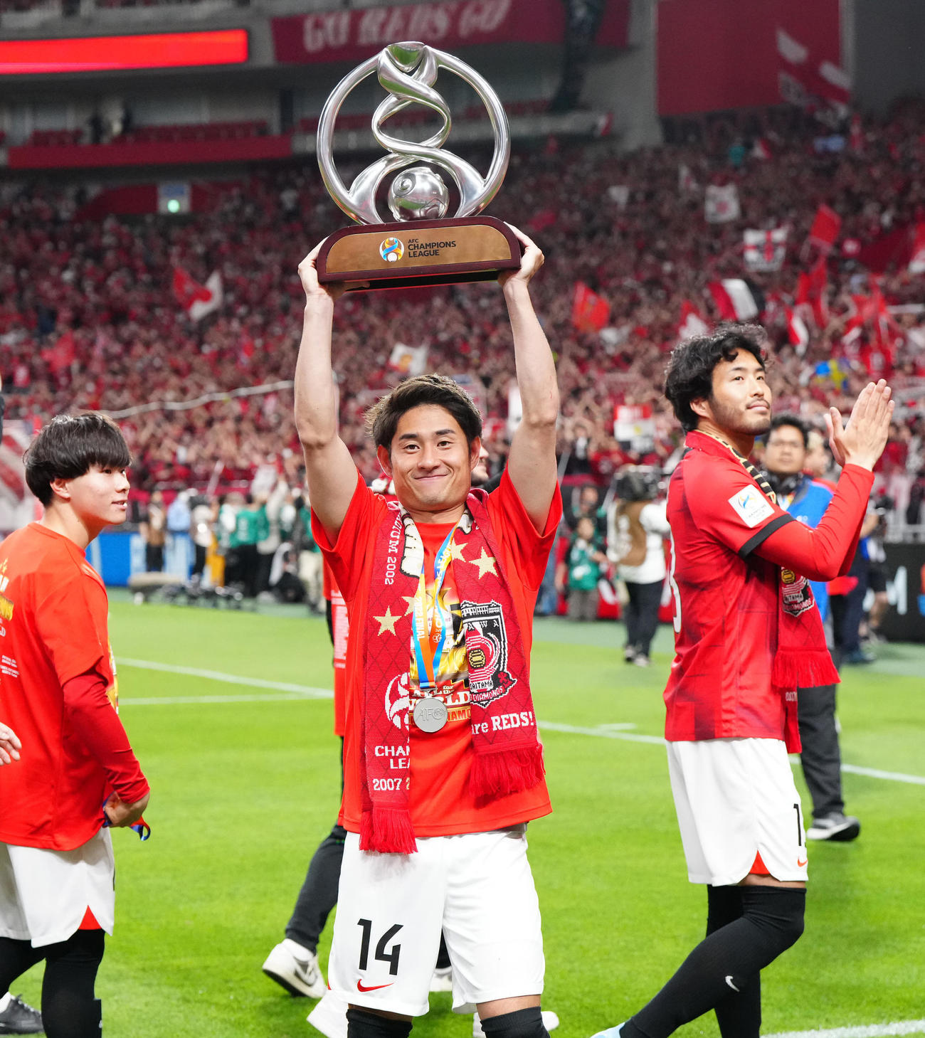 浦和対和アルヒラル　試合後、優勝トロフィーを掲げる浦和関根（撮影・江口和貴）