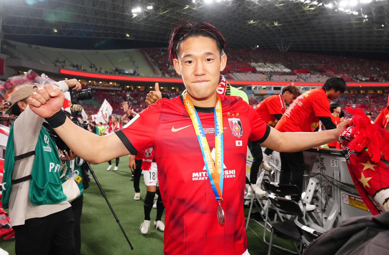 浦和対和アルヒラル　試合後、ガッツポーズを見せる浦和明本（撮影・江口和貴）