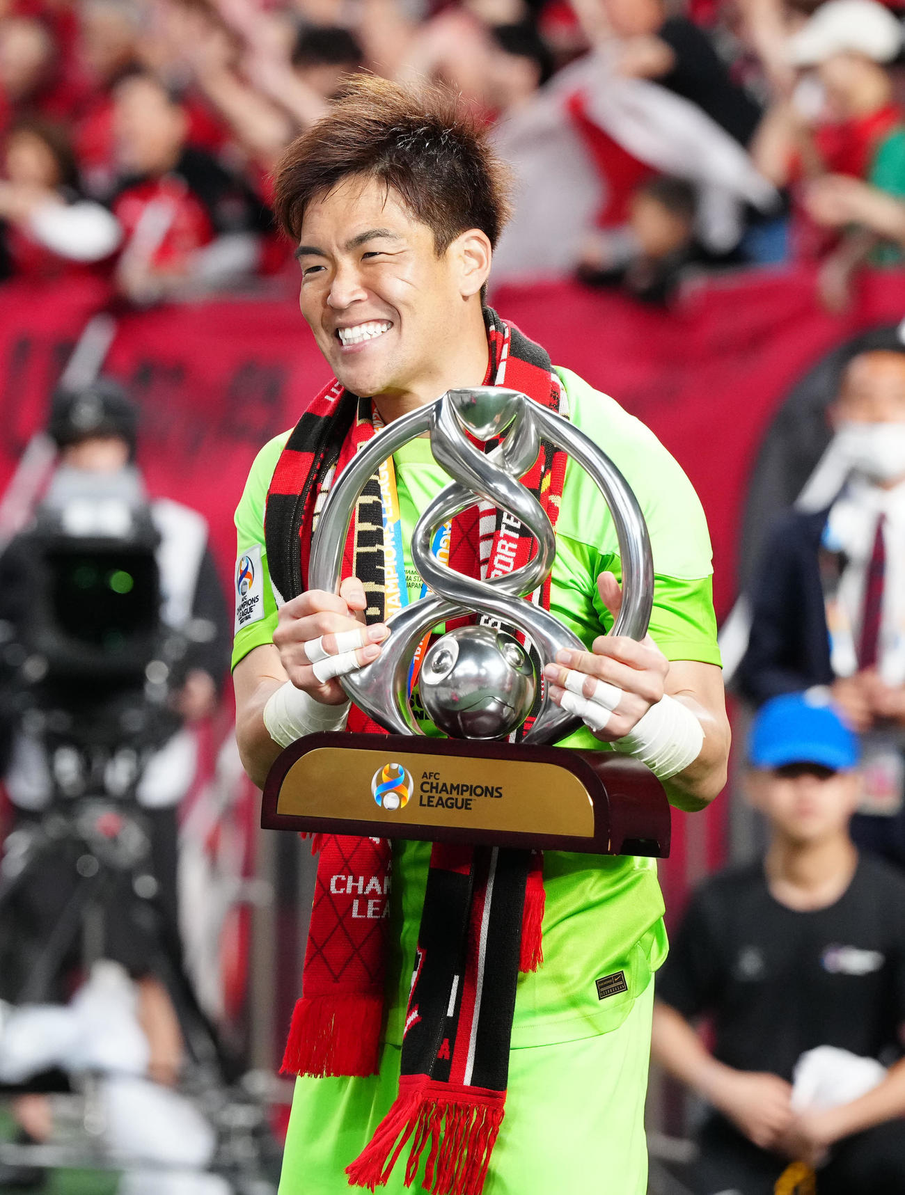 浦和対和アルヒラル　試合後、優勝トロフィーを手にする浦和GK西川（撮影・江口和貴）