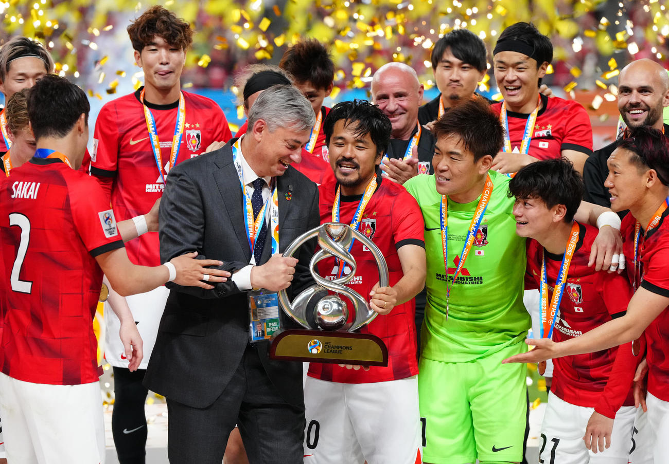 浦和対和アルヒラル　ACL優勝を決め、トロフィーを手にする浦和スコルジャ監督（手前左から2人目）（撮影・江口和貴）