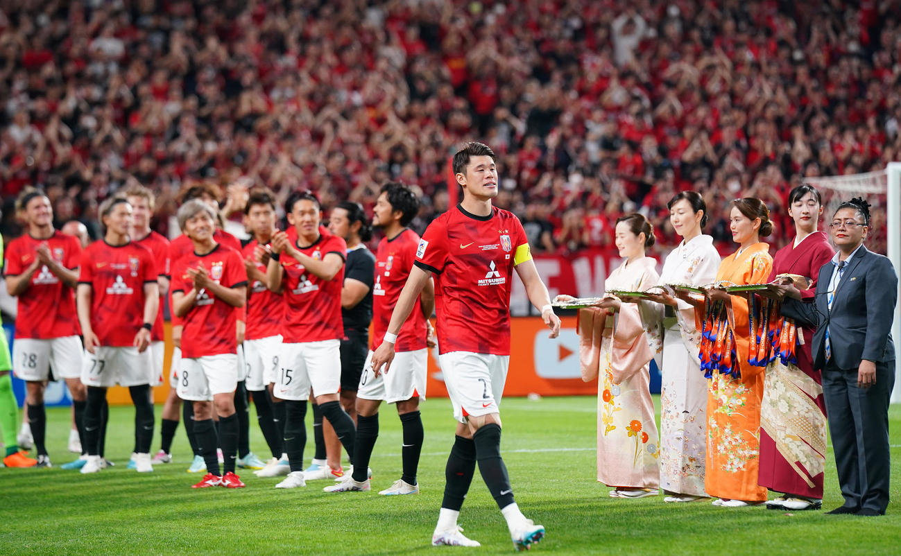 浦和対アルヒラル　MVPに選ばれ瞳を潤ませながら表彰台に向かう浦和酒井（撮影・垰建太）