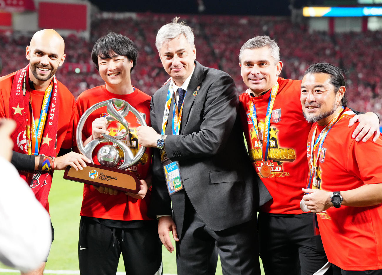 浦和対アルヒラル　試合後、スタッフと写真に納まる浦和スコルジャ監督（中央）（撮影・江口和貴）