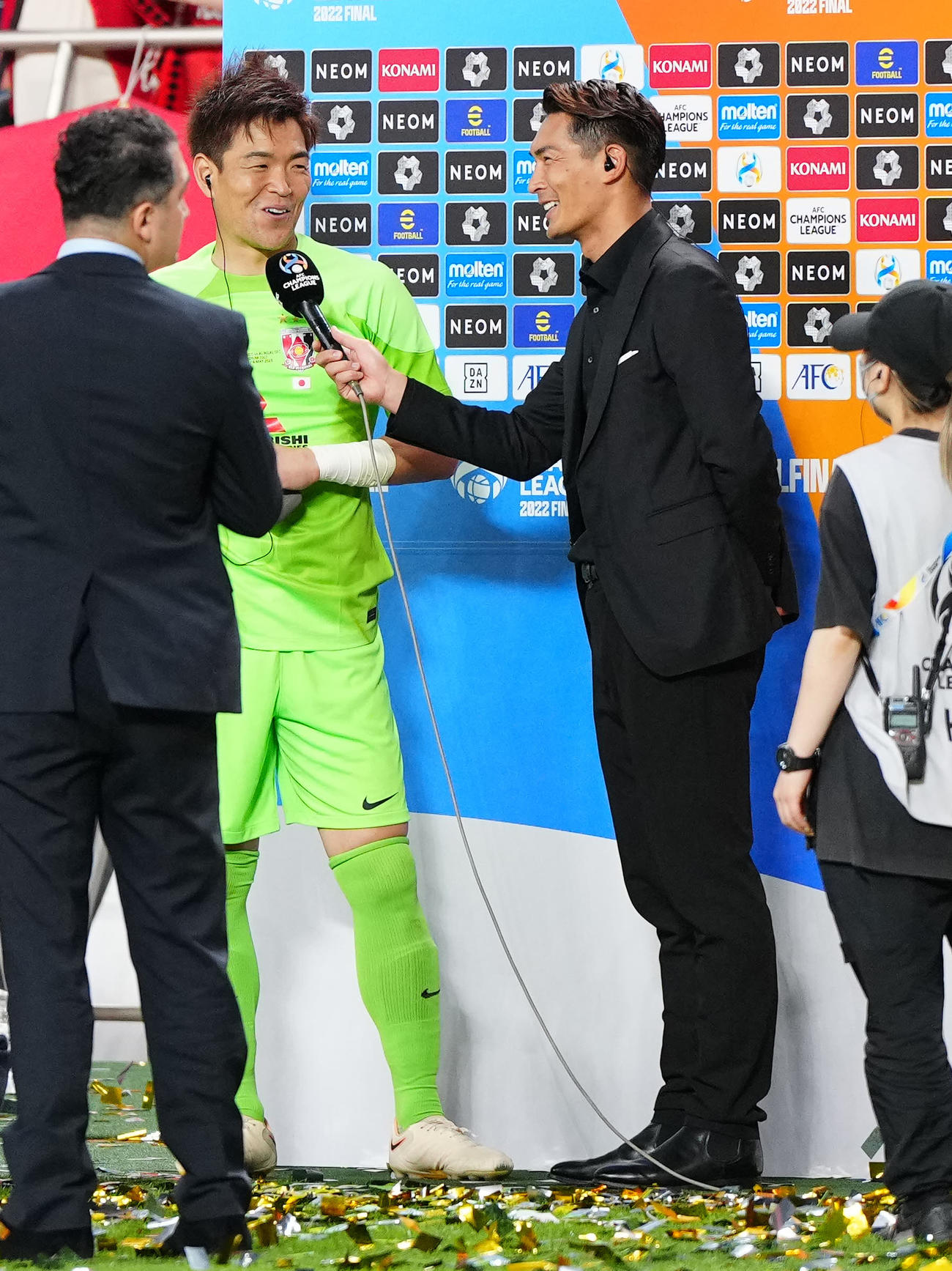 浦和対アルヒラル　試合後、浦和GK西川（左）にインタビューする槙野氏（撮影・江口和貴）