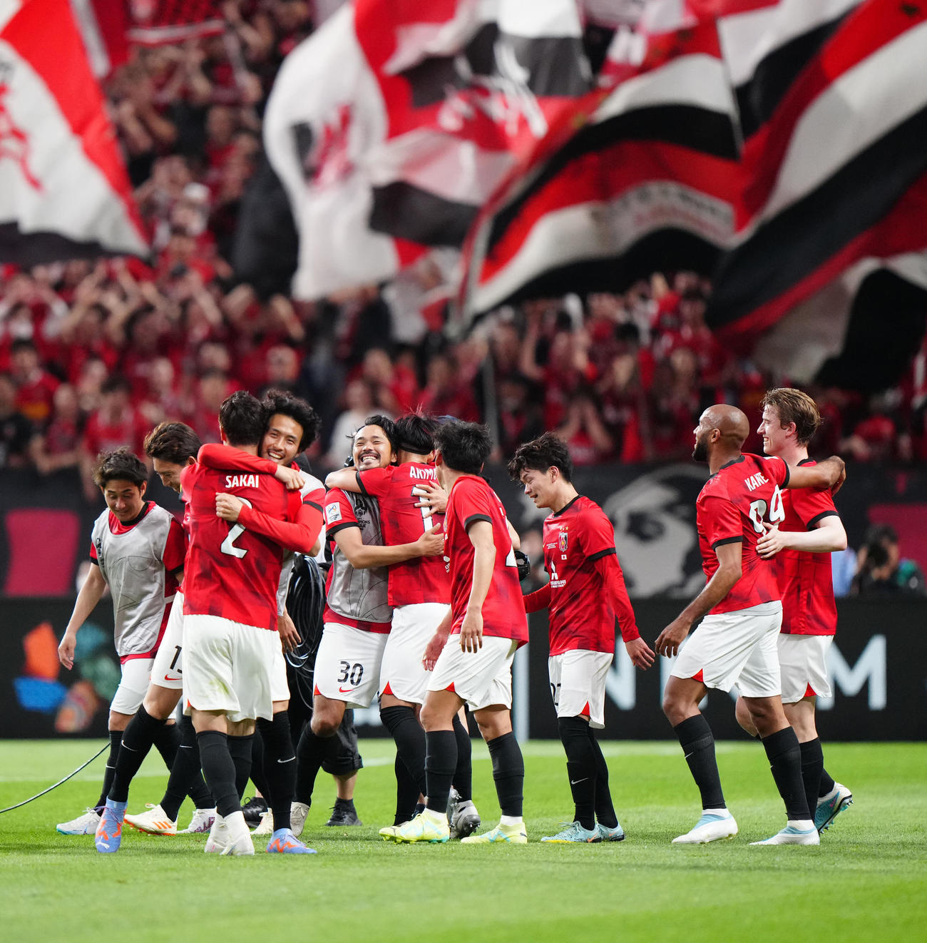 浦和対アルヒラル　ACL優勝を決め、歓喜する興梠（左から5人目）ら浦和の選手たち（撮影・江口和貴）