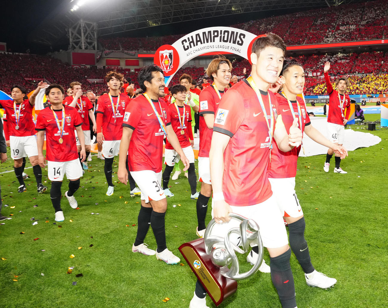 浦和対アルヒラル　ACL優勝を決め、場内1周する酒井（手前）ら浦和の選手たち（撮影・江口和貴）
