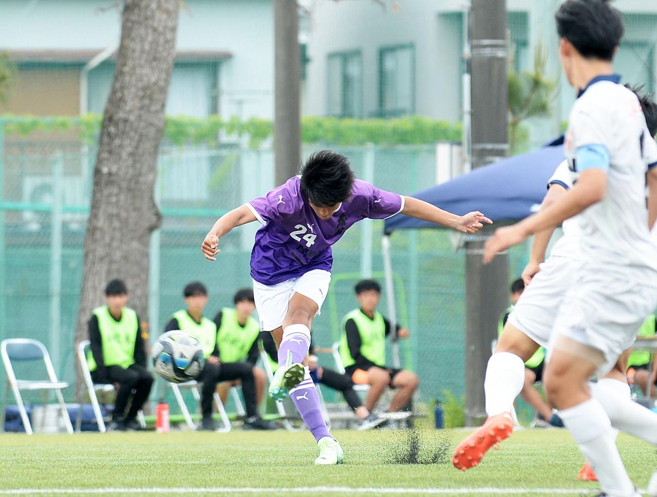 後半、追加点を決める藤枝東MF渡辺