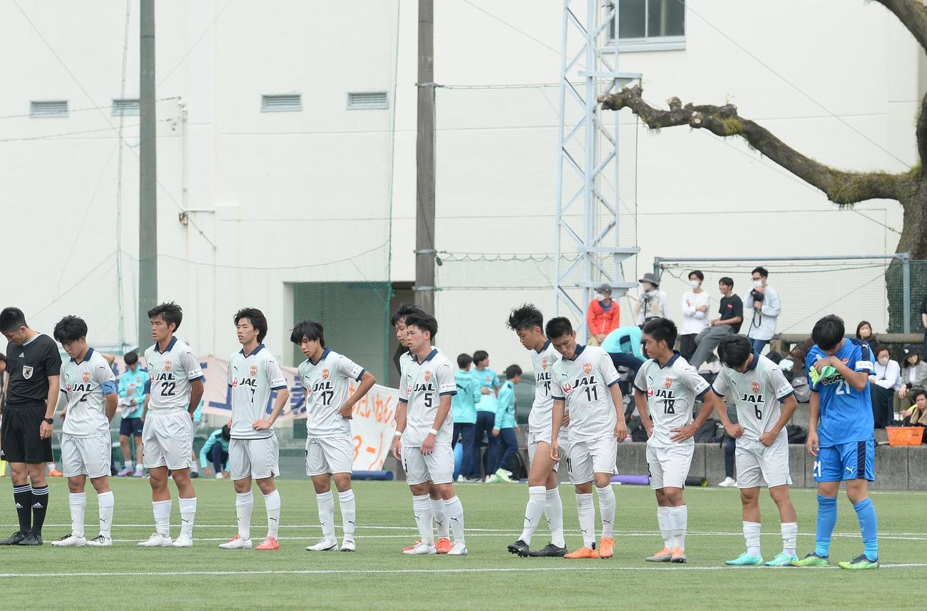 大敗を喫し、がっくりとうなだれる清水ユースの選手たち