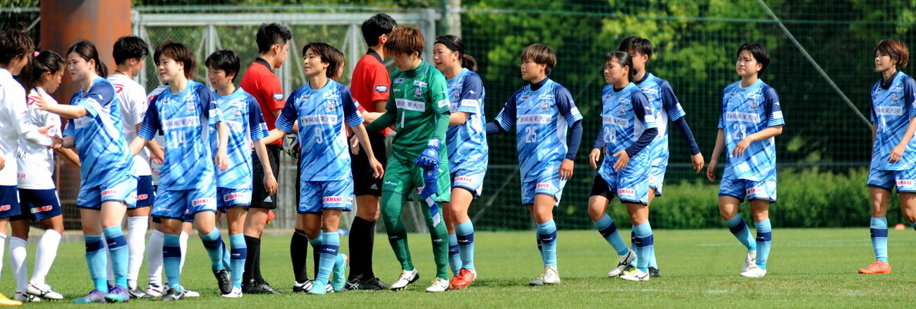 試合が終わり、相手と握手を交わす静岡SSUボニータの選手たち