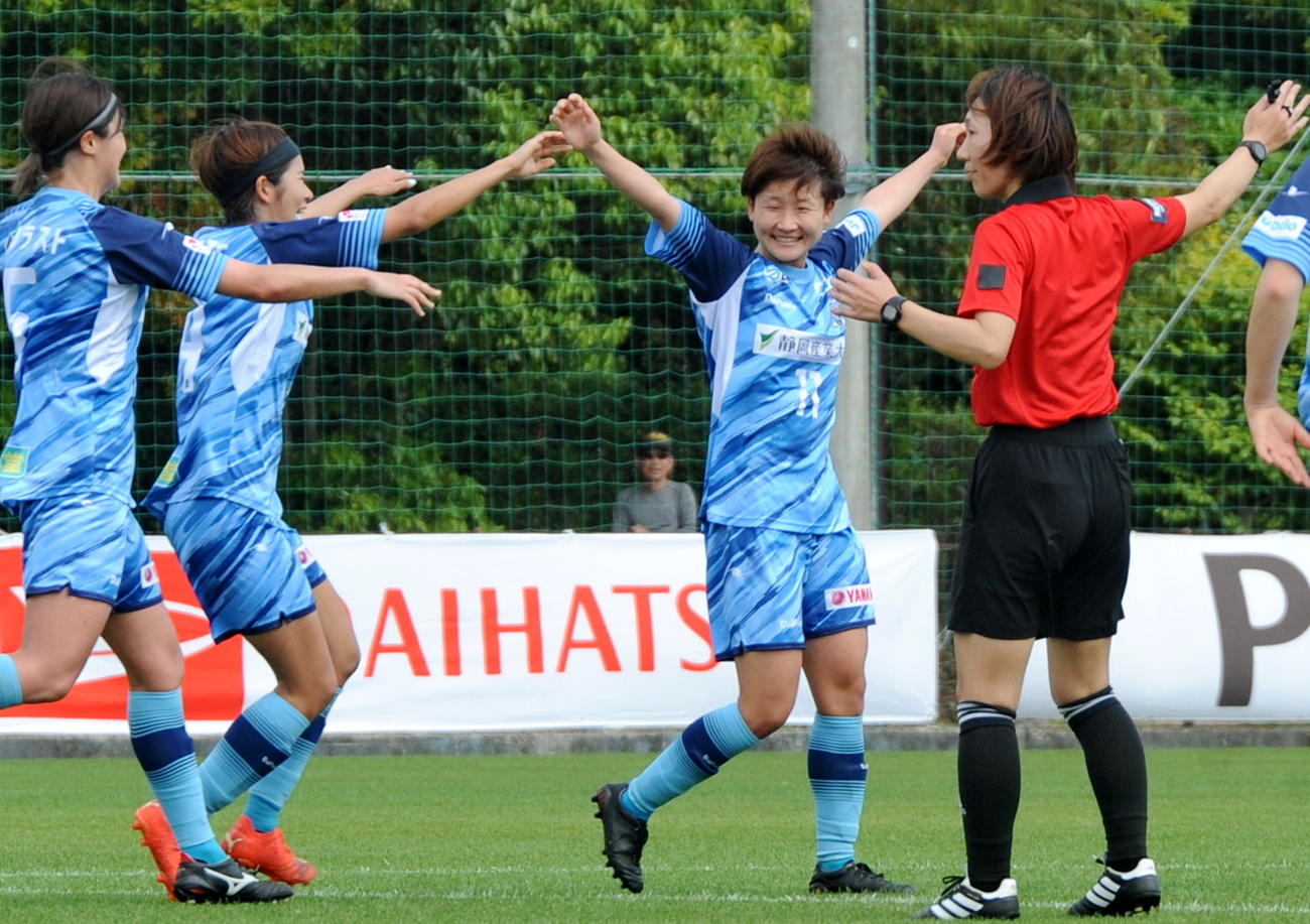 後半22分、先制ゴールを決めて喜ぶ静岡SSUボニータFW三輪（左から3人目）
