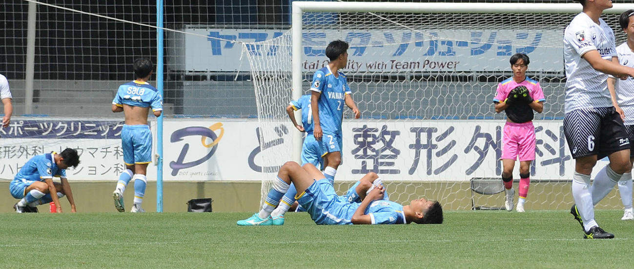 終了直後、敗戦に悔しさをにじませる磐田U－18の選手ら