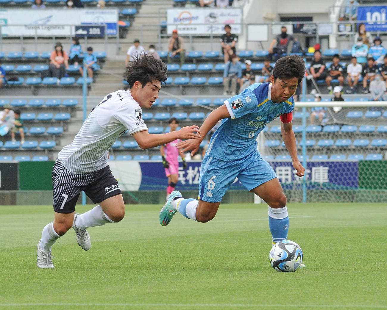 攻撃で相手をかわす磐田U－18の伊藤（右）
