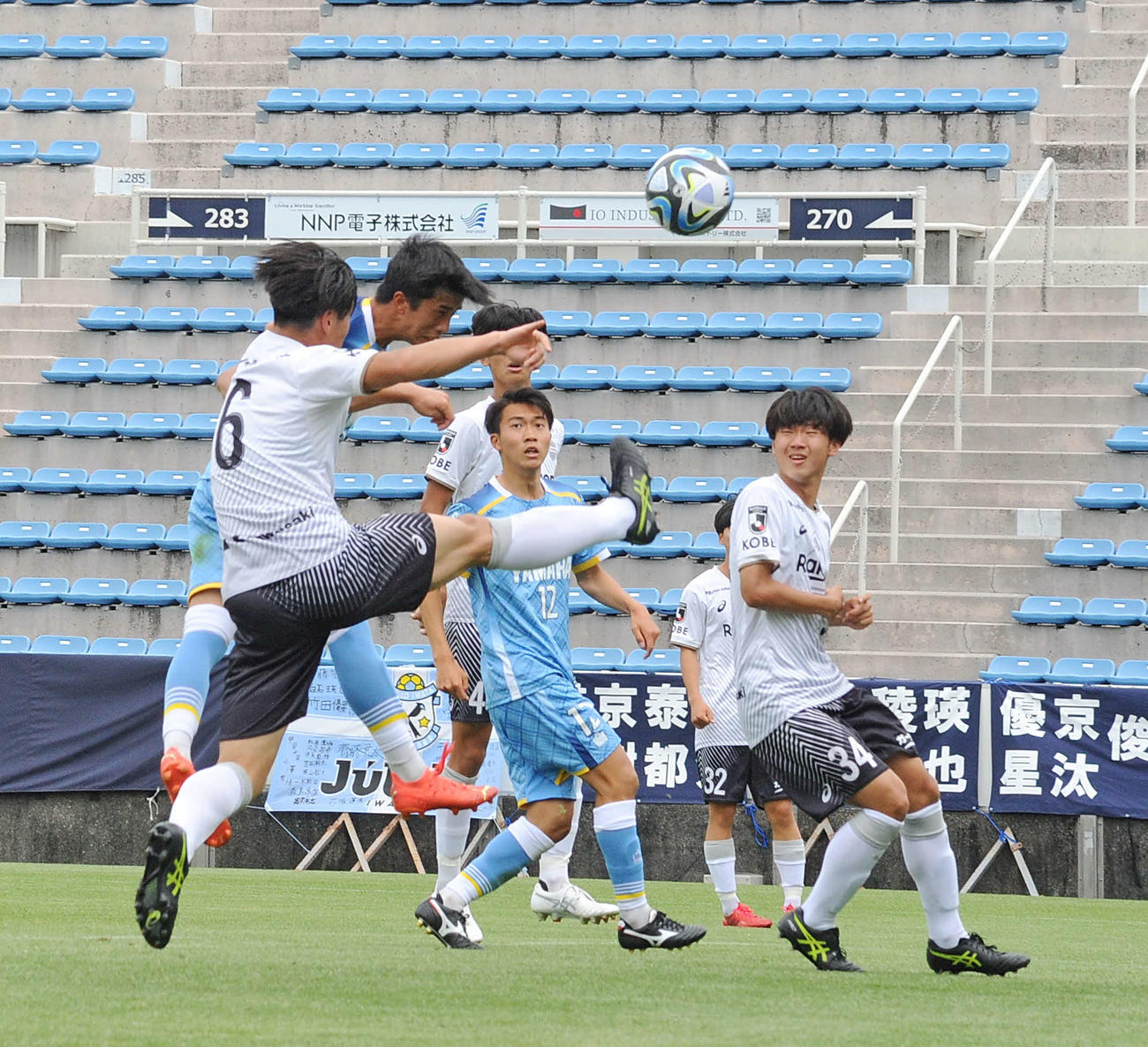 後半5分、頭でボールを押し込む磐田U－18のバルア・ロイ（左奥）