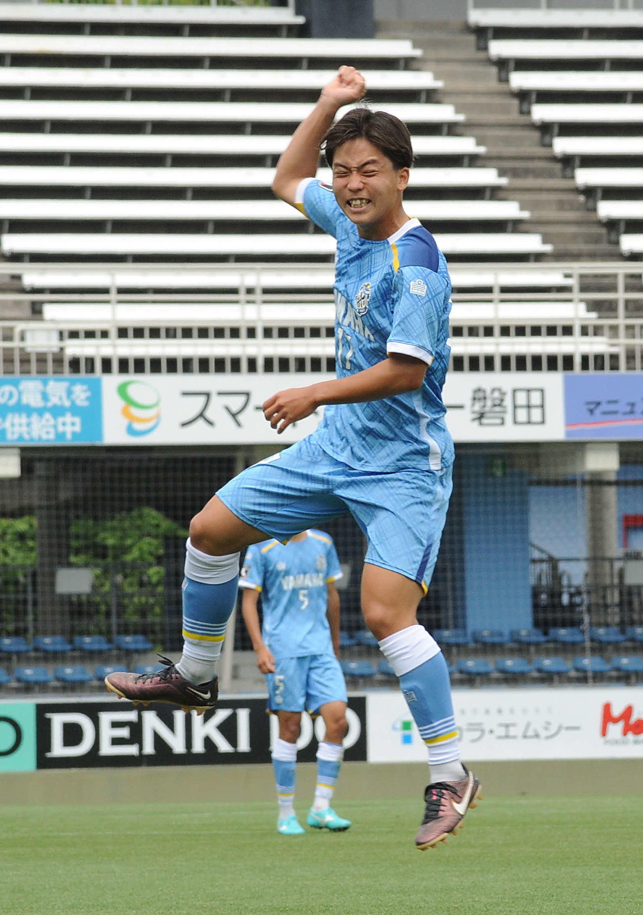 後半39分、ゴールを決めて喜ぶ磐田U－18の川合（中央）
