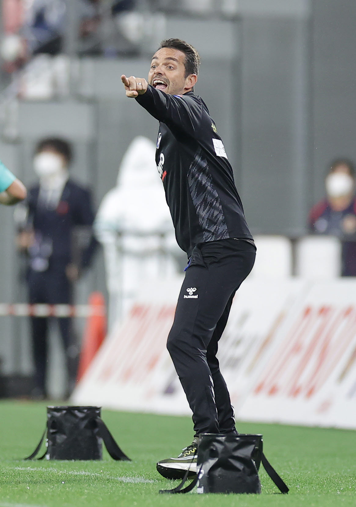 名古屋対G大阪　前半、選手に指示を出すG大阪ポヤトス監督（撮影・前田充）