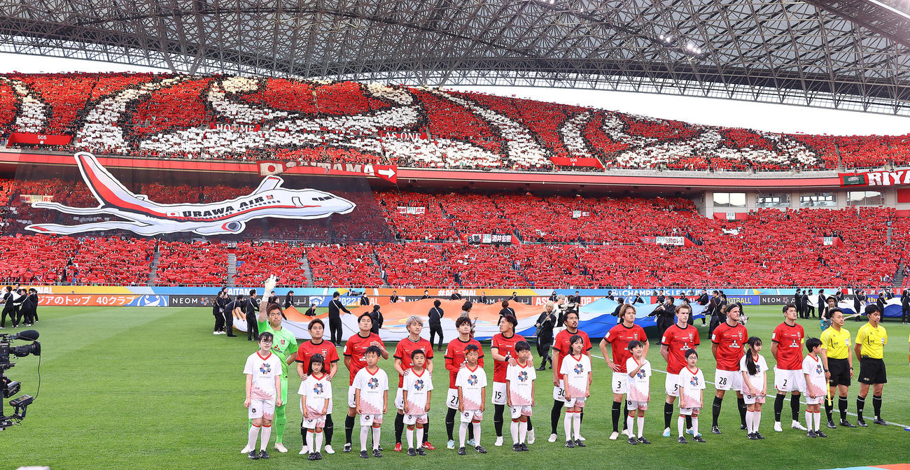 浦和対アルヒラル　選手入場時、スタンドに飛行機の横断幕が現れる（撮影・垰建太）