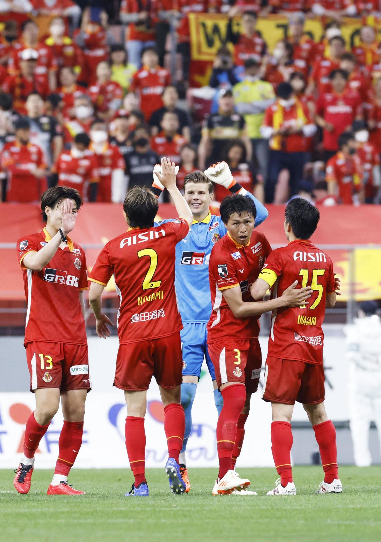 G大阪に勝利し、喜ぶGKランゲラック（中央）ら名古屋イレブン＝豊田（共同）
