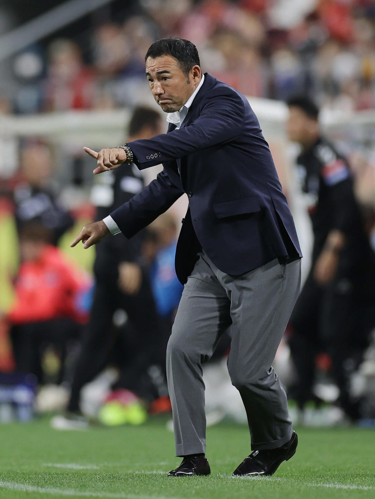 名古屋対G大阪　前半、選手に指示を出す名古屋長谷川監督（撮影・前田充）