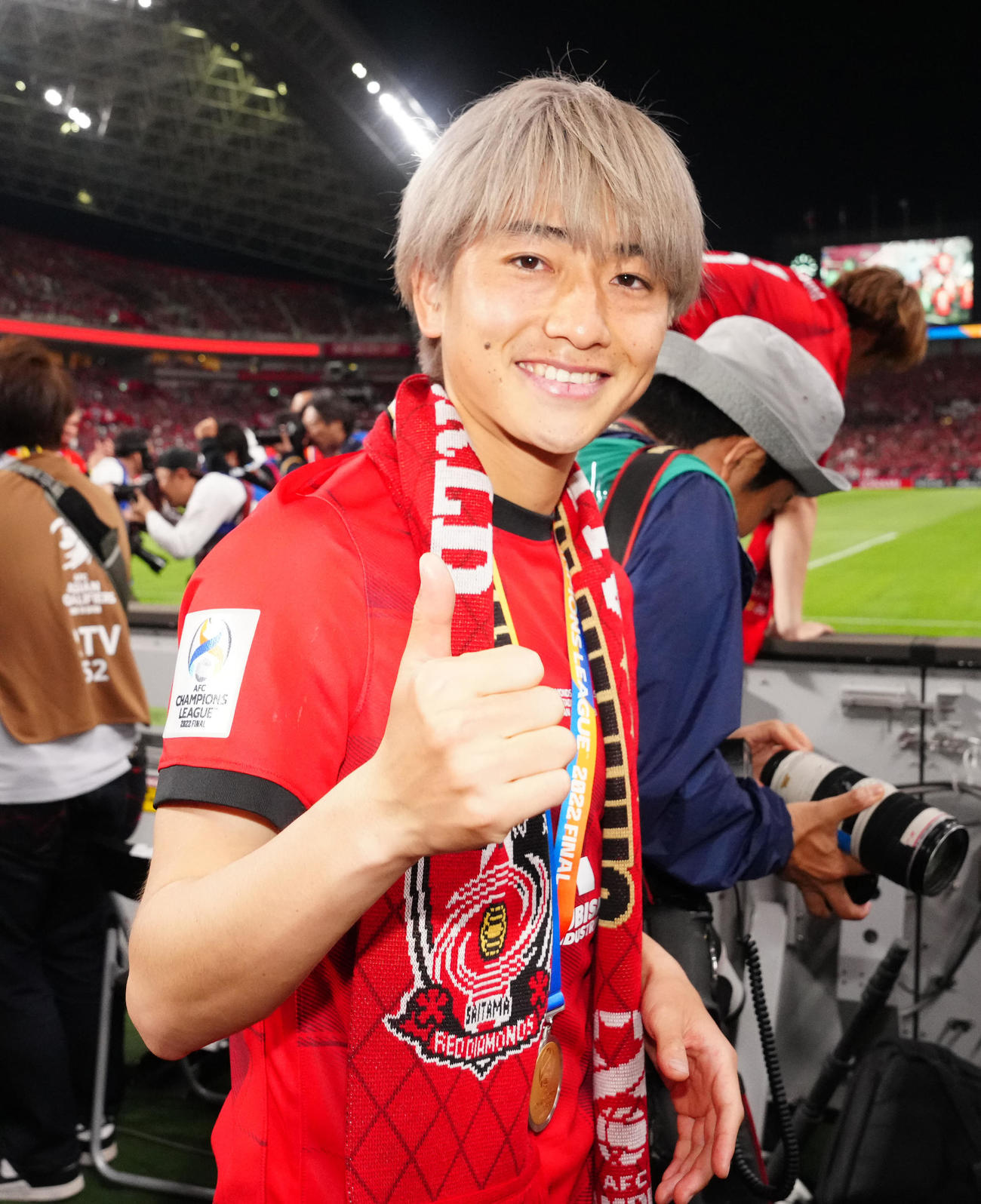 浦和対アルヒラル　試合後、サムズアップポーズを見せる浦和小泉（撮影・江口和貴）