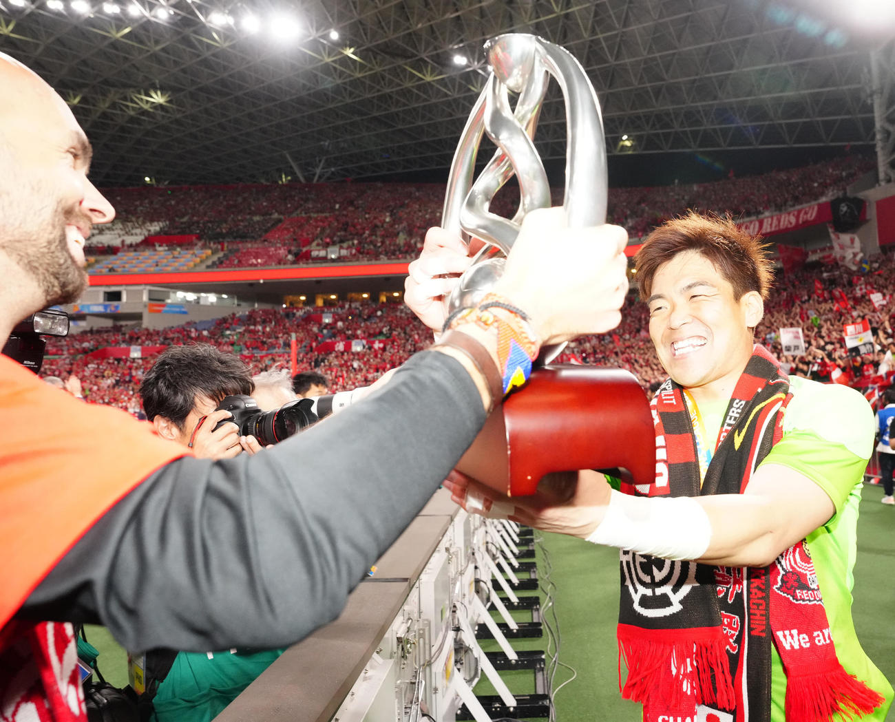 浦和対アルヒラル　試合後、優勝トロフィーを受け取る浦和GK西川（右）（撮影・江口和貴）