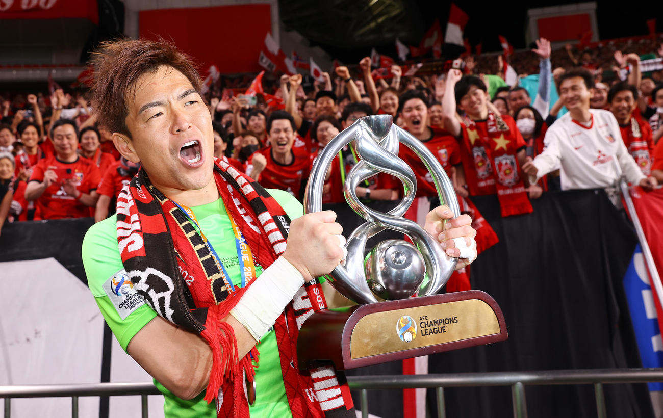 浦和対アルヒラル　優勝トロフィーを手に雄たけびを上げる浦和GK西川（撮影・垰建太）
