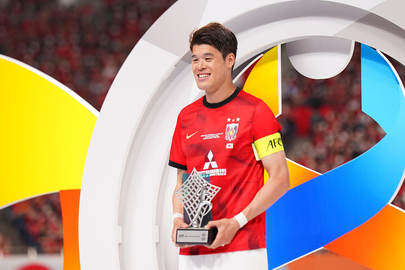 浦和対アルヒラル　MVPに選ばれトロフィーを手にする浦和酒井（撮影・垰建太）