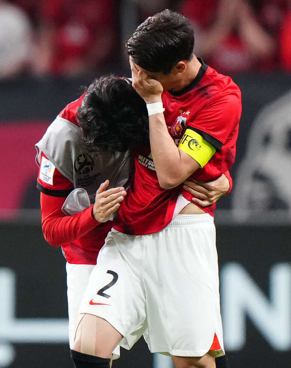 浦和対和アルヒラル　ACL優勝を決め、涙する浦和酒井（右）（撮影・江口和貴）