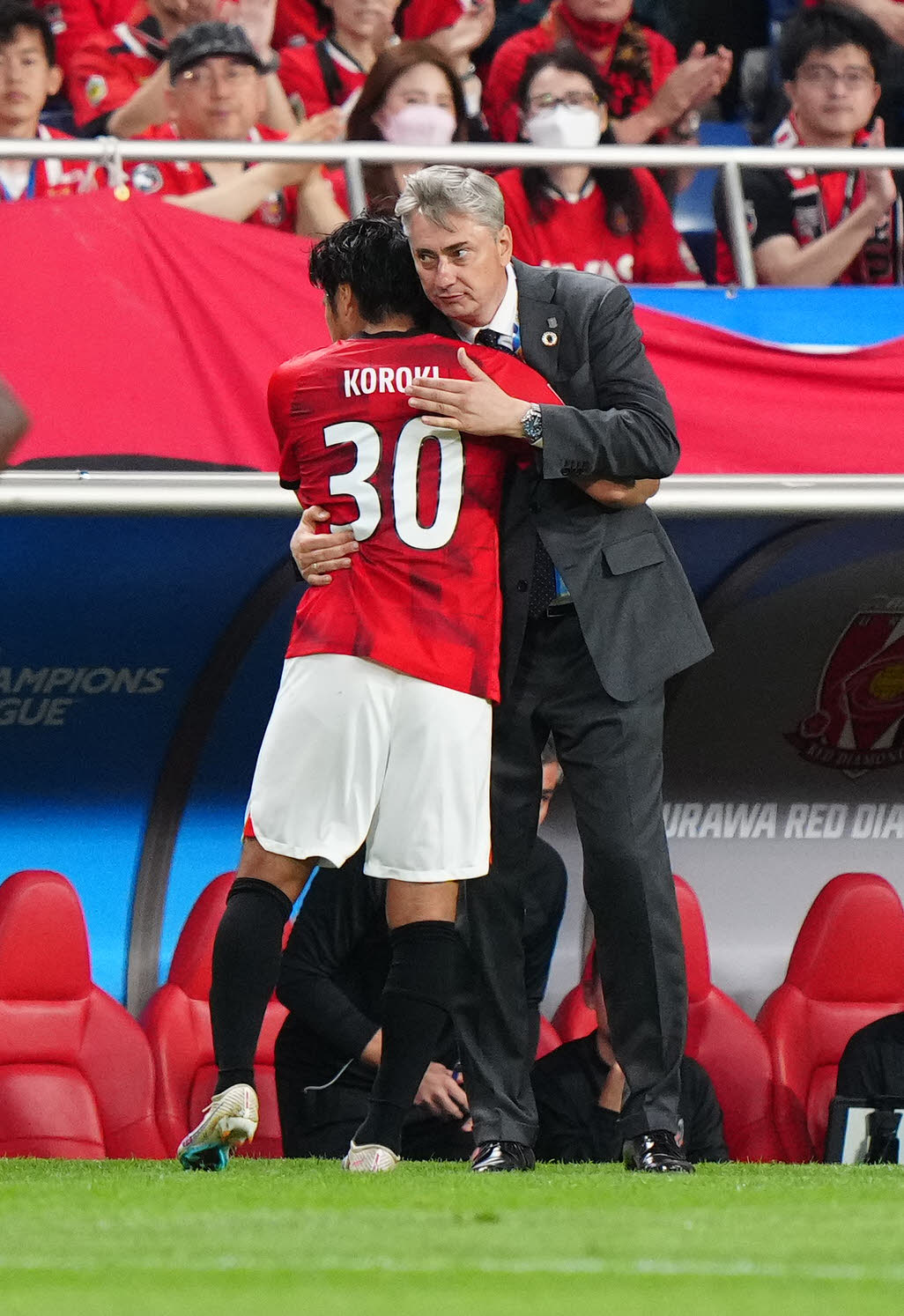 浦和対アルヒラル　後半、交代した浦和興梠（左）をねぎらうスコルジャ監督（撮影・江口和貴）