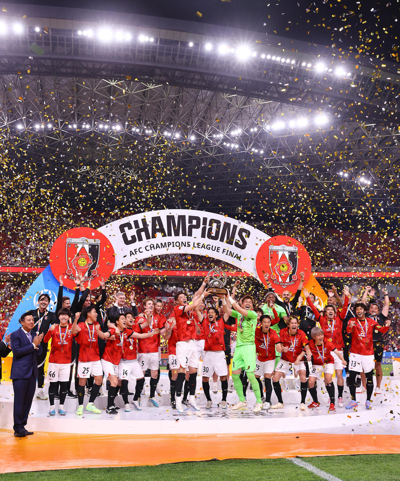 浦和対アルヒラル　優勝トロフィーを掲げる浦和の選手たち。前列左2人目から早川、安居、岩尾、関根、ホイブラーテン、荻原、ショルツ、酒井、柴戸、興梠、高橋、西川、大久保、明本、GK鈴木、伊藤、小泉、平野、犬飼。後列左から5人目はスコルツァ監督（撮影・垰建太）