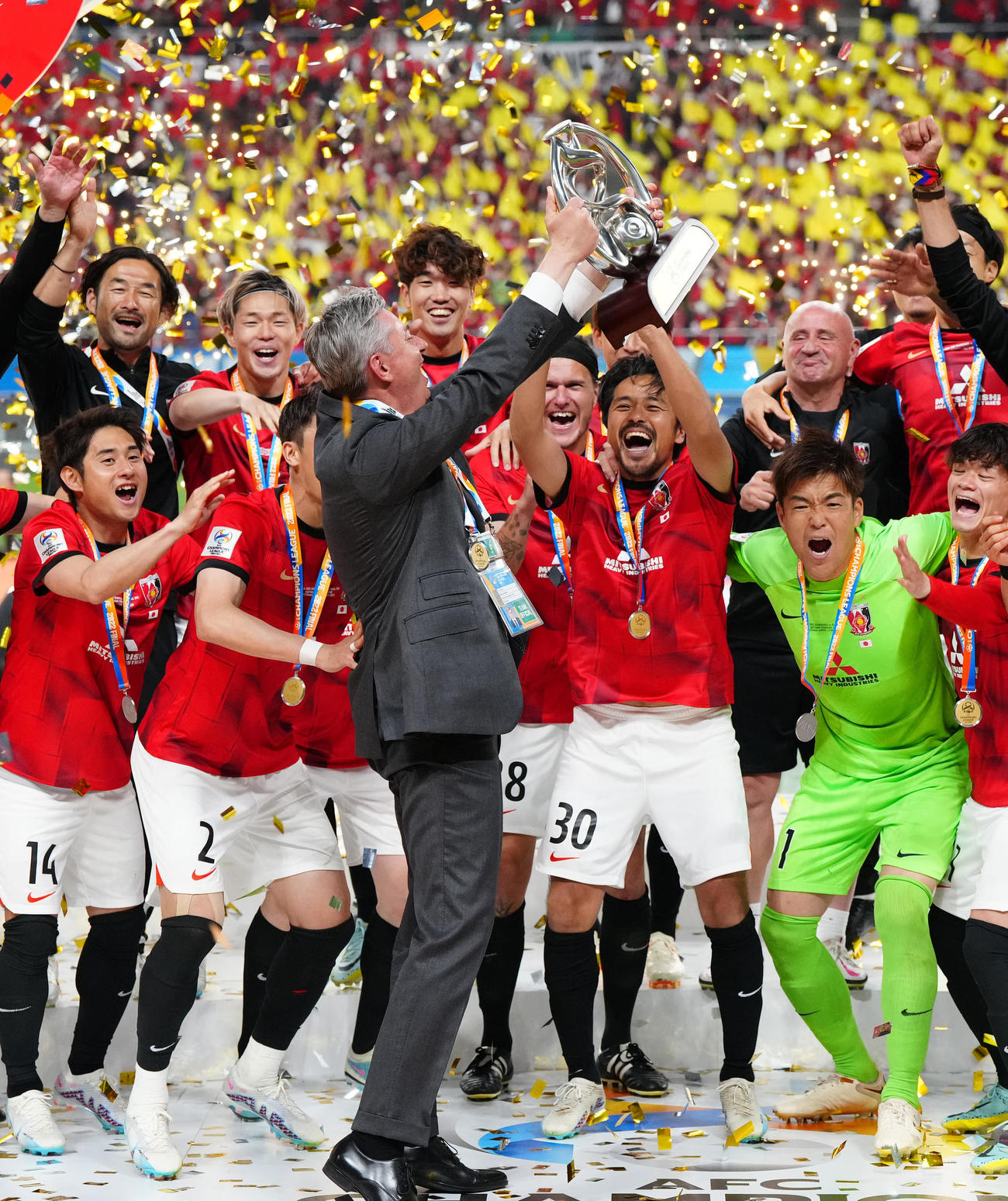 浦和対アルヒラル　ACL優勝を決め、トロフィーを掲げる浦和スコルジャ監督（中央）（撮影・江口和貴）