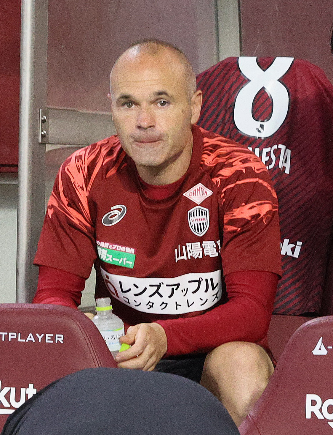 神戸対横浜FC　ベンチ入りした神戸イニエスタ（撮影・上山淳一）