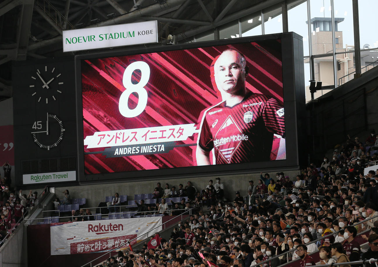 神戸対横浜FC　ベンチ入りした神戸イニエスタ（撮影・上山淳一）