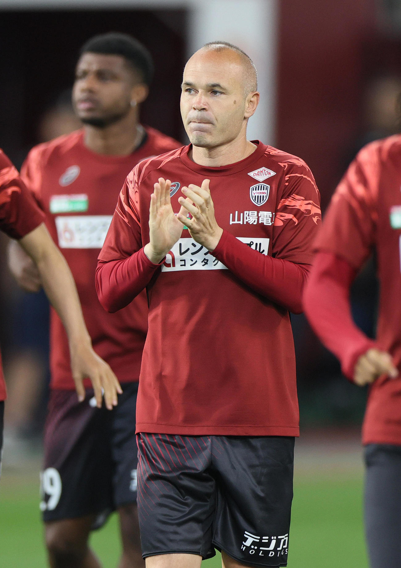 神戸対横浜FC　ベンチ入りし、練習する神戸イニエスタ（撮影・上山淳一）