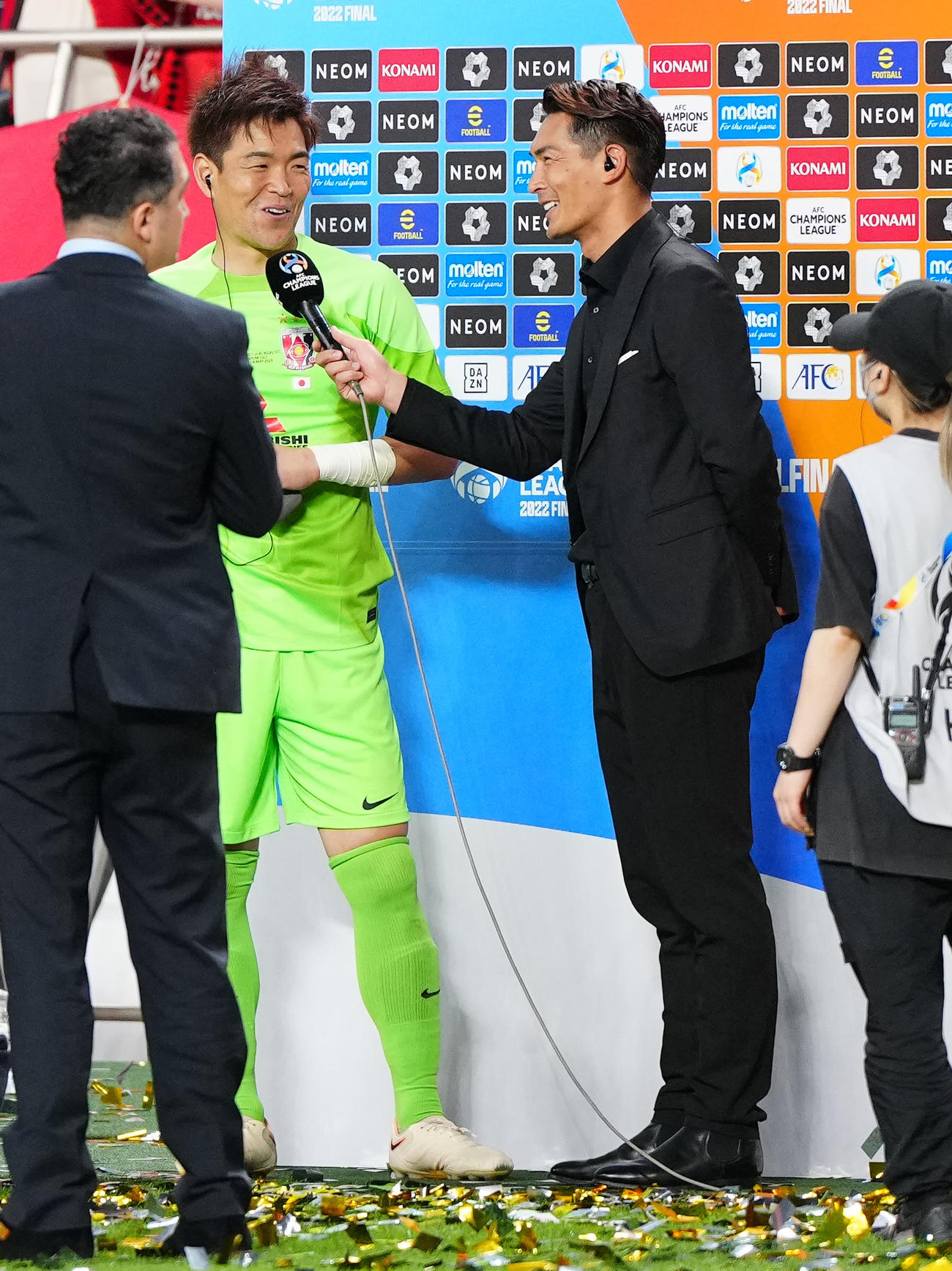 浦和対アルヒラル　試合後、浦和GK西川（左）にインタビューする槙野氏（2023年5月6日）