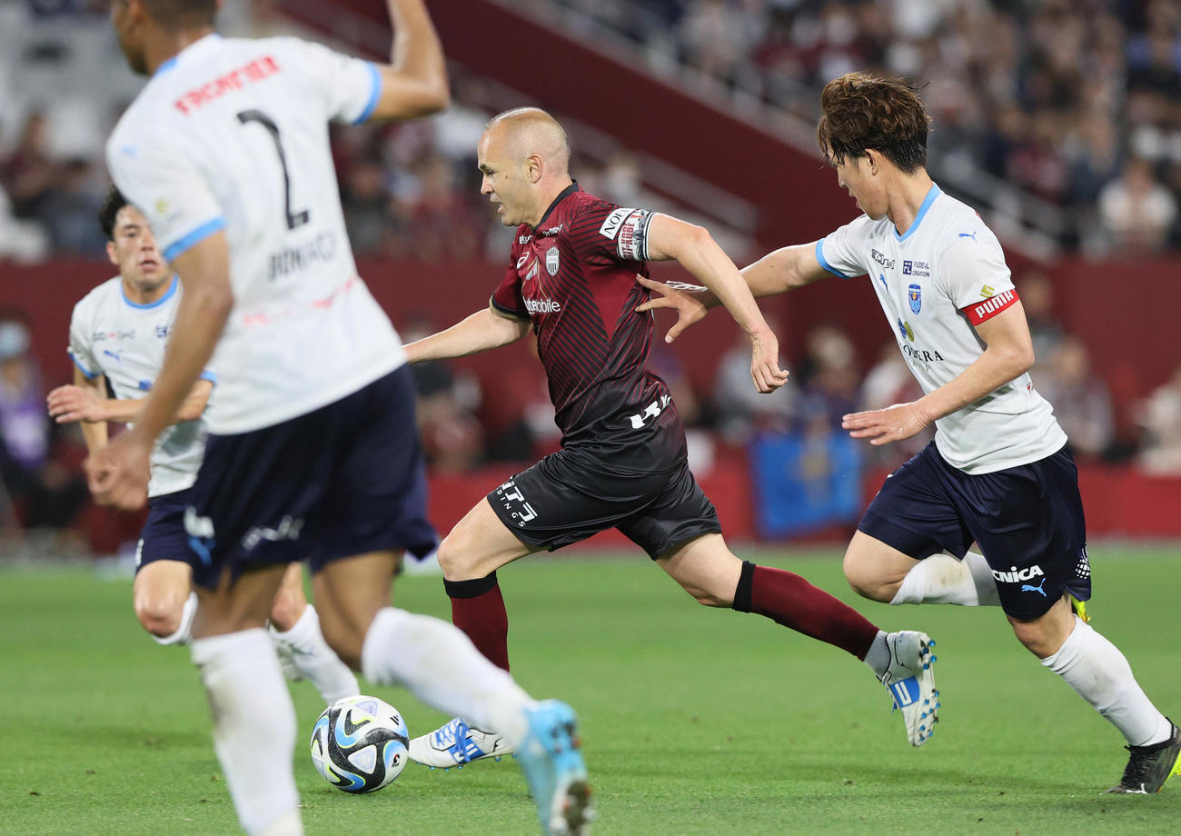 神戸対横浜FC　後半、ゴール前に攻め上がる神戸イニエスタ（撮影・上山淳一）