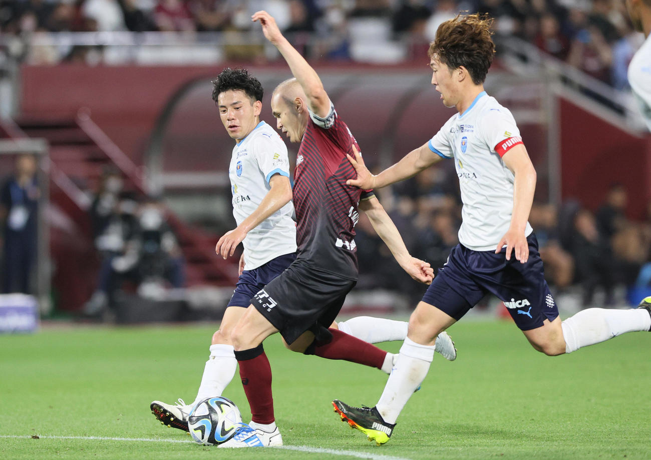 神戸対横浜FC　後半、ゴール前に攻め上がりシュートを放つ神戸イニエスタ（撮影・上山淳一）