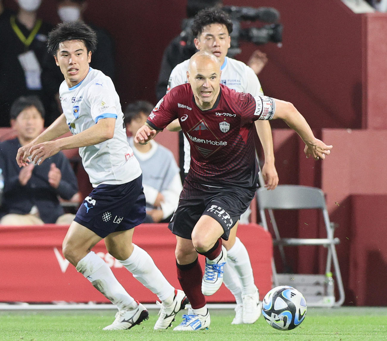 神戸対横浜FC　後半、神戸イニエスタ（手前）はドリブルで攻め上がる（撮影・上山淳一）