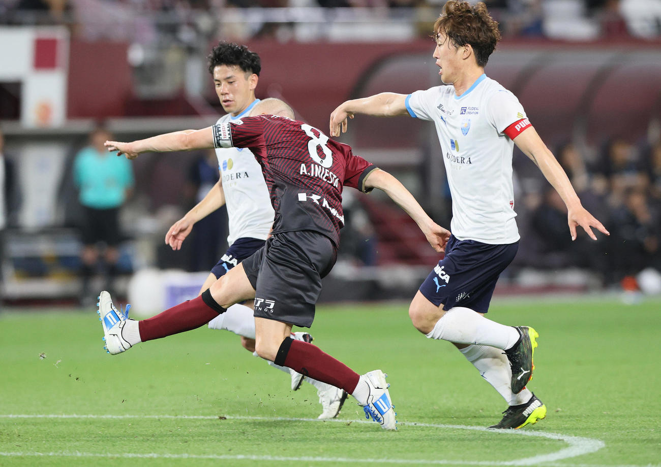 神戸対横浜FC　後半、ゴール前に攻め上がりシュートを放つ神戸イニエスタ（撮影・上山淳一）