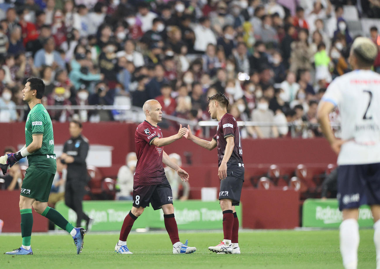 神戸対横浜FC　横浜FCに勝利し、神戸イニエスタ（左から2人目）は神戸本多とタッチをかわす（撮影・上山淳一）