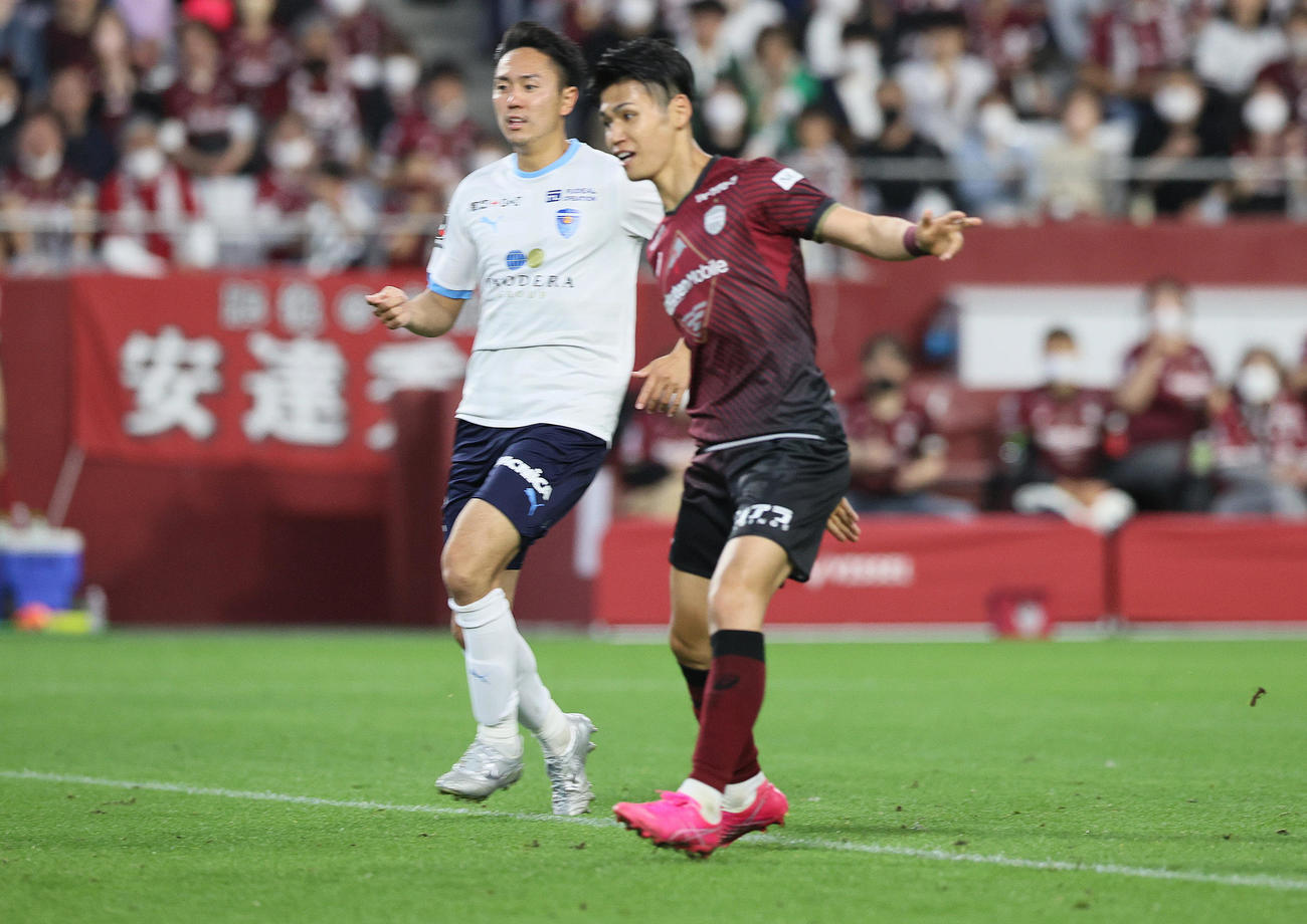 神戸対横浜FC　後半、神戸佐々木（右）は神戸汰木のパスに反応しゴールを決める（撮影・上山淳一）
