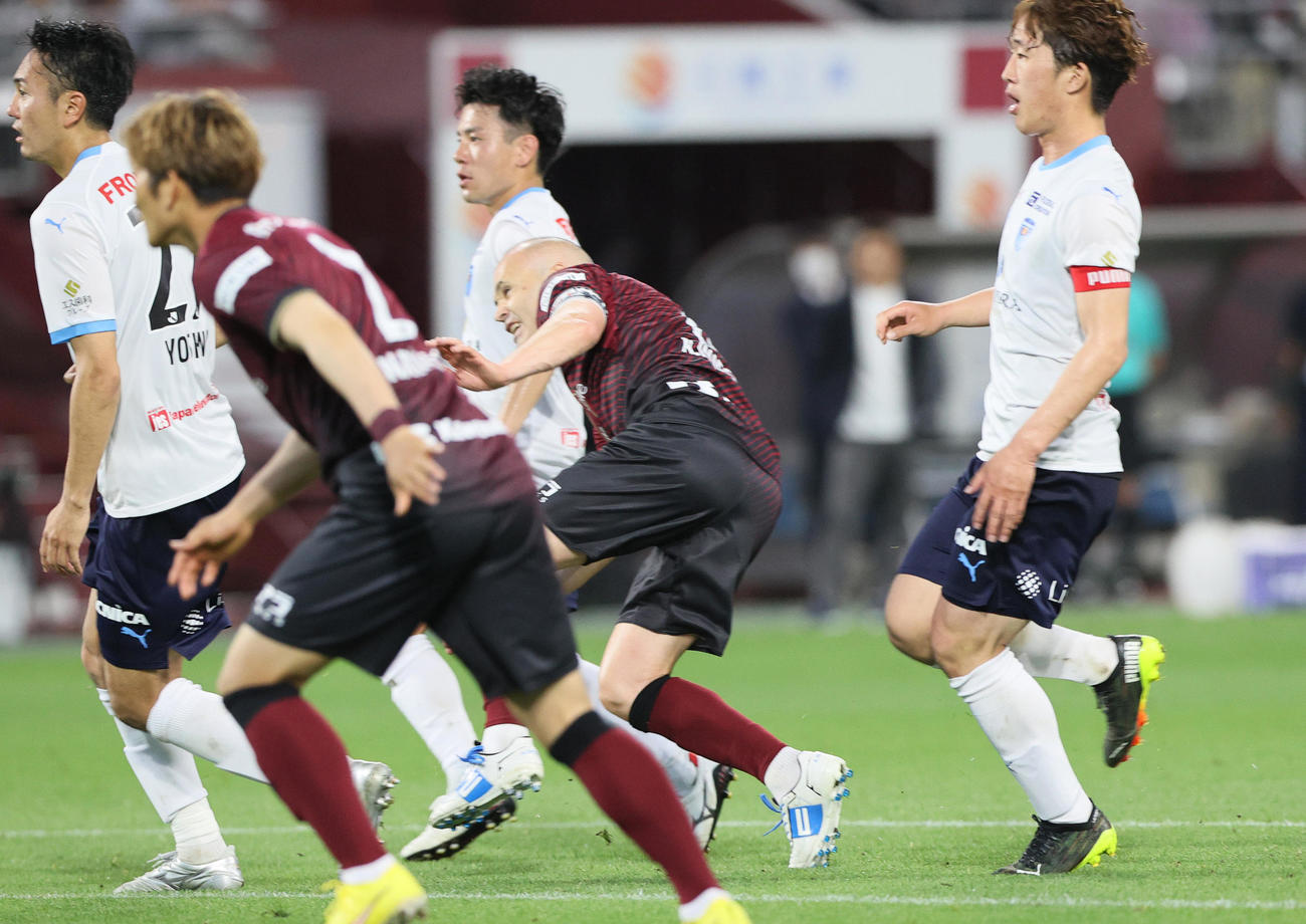 神戸対横浜FC　後半、ゴール前に攻め上がりシュートを放つが惜しくもゴールならず神戸イニエスタ（撮影・上山淳一）