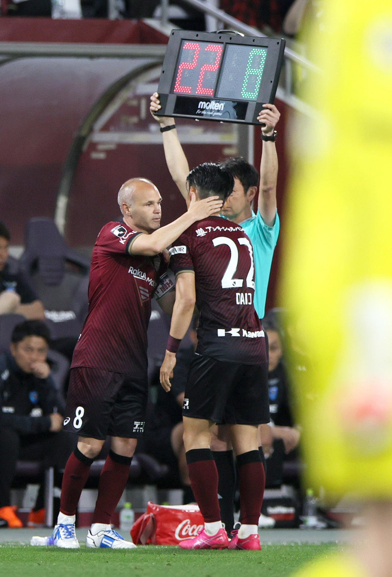神戸対横浜FC　後半、神戸佐々木（右）に代わり神戸イニエスタが入る（撮影・上山淳一）