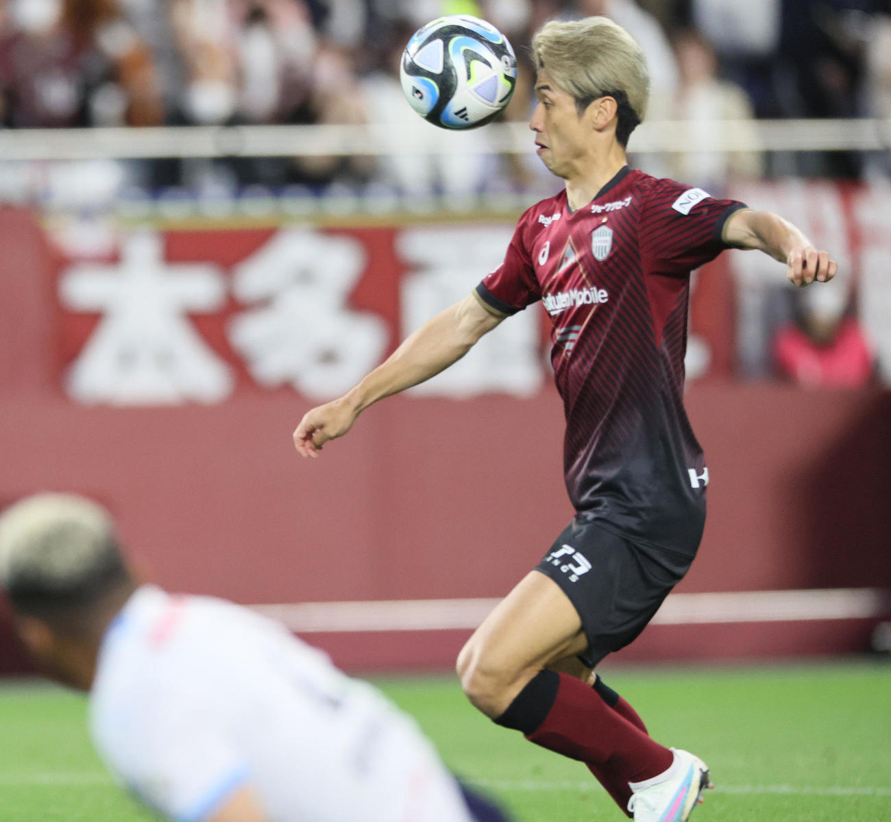 神戸対横浜FC　後半、こぼれ球に反応しゴールを決め喜ぶ神戸大迫（撮影・上山淳一）